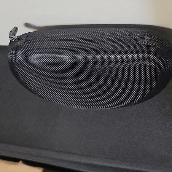 Oakley Black Textured Hard Shell Sunglasses Case - Picture 4 of 4